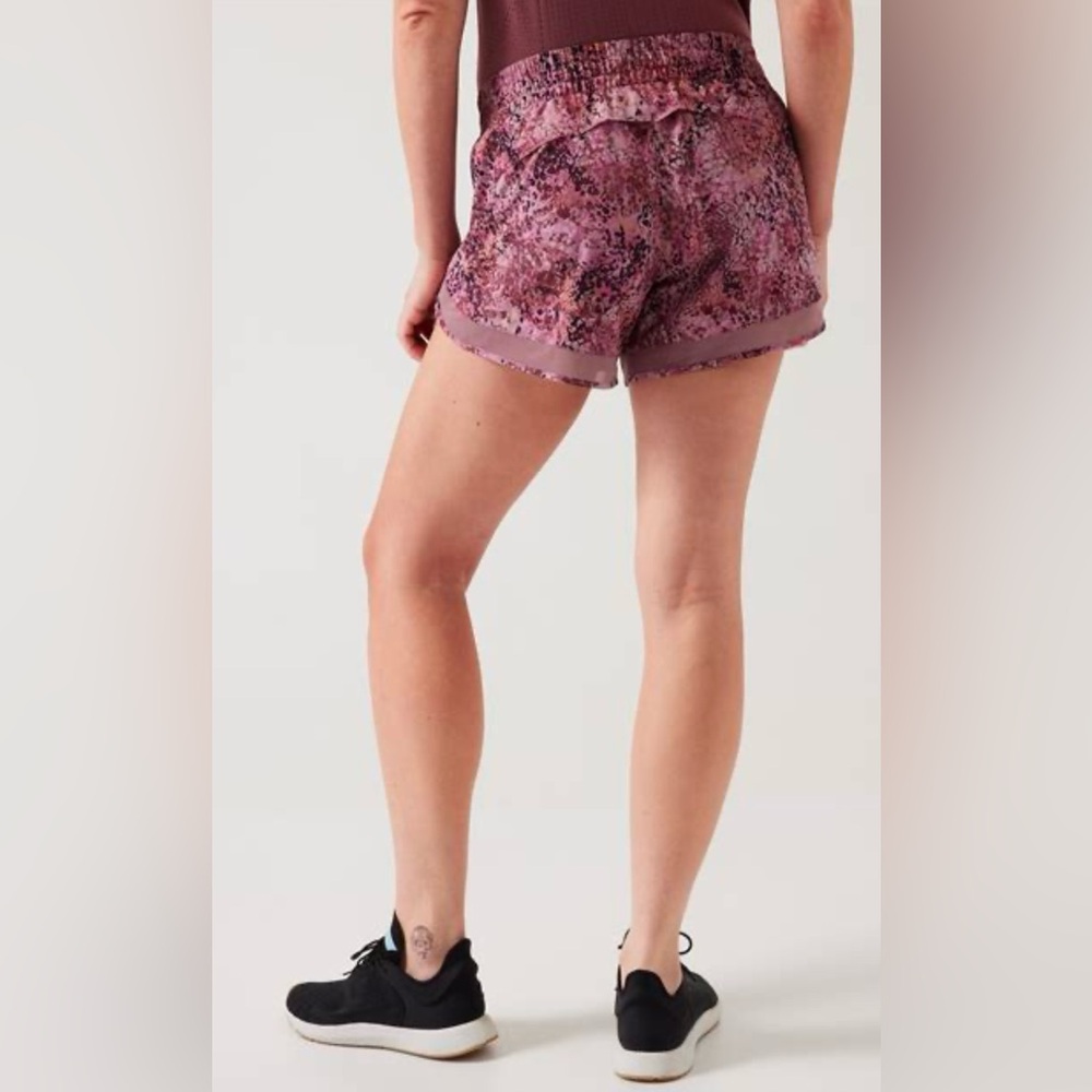 Athleta women’s printed mesh racer run short size M